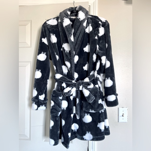Sonoma soft & fluffy sheep robe. Grey and white, size small. - Picture 3 of 6
